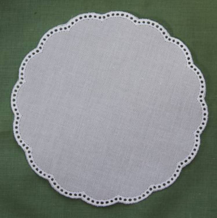 Mat or doily centre in white linen with spoked edge
